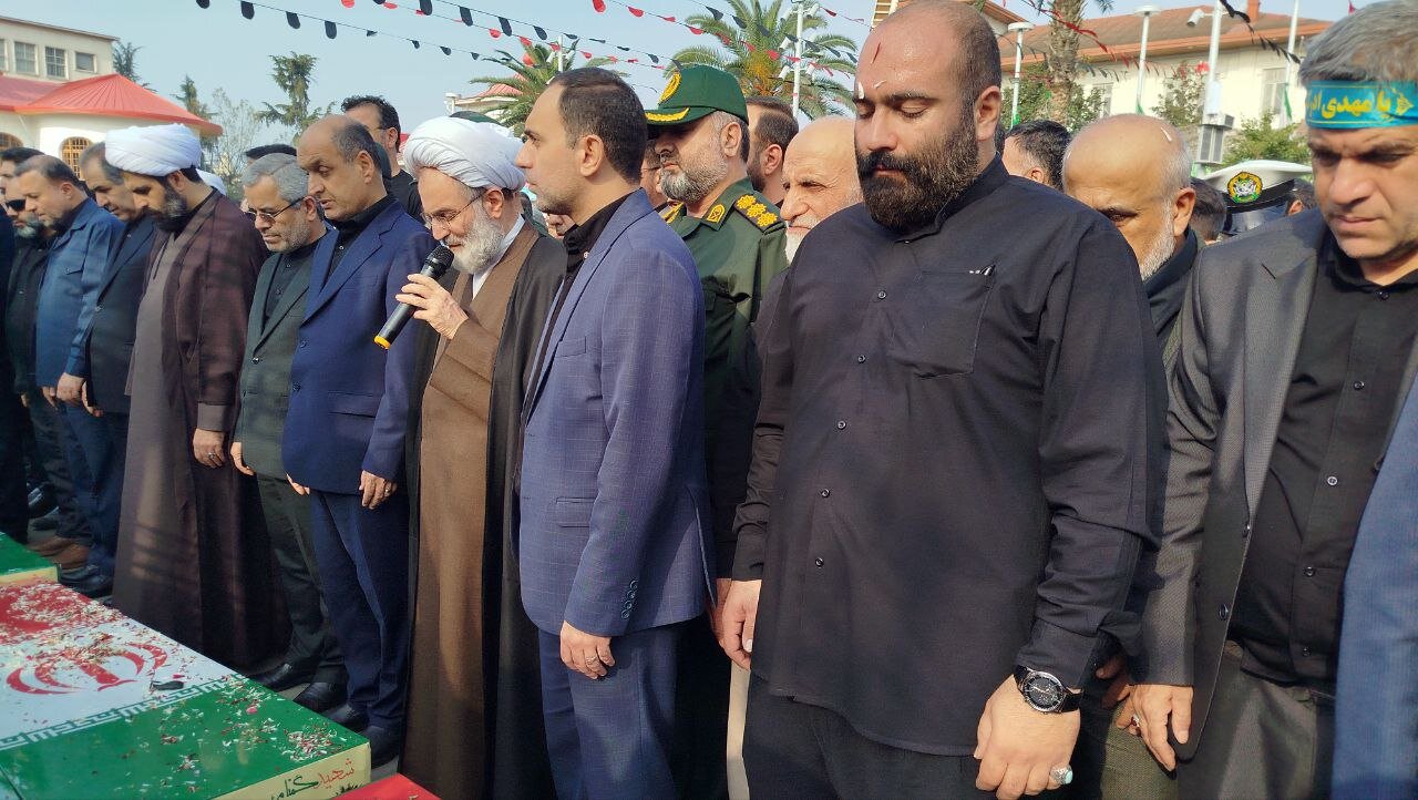 تصاویری از اقامه نماز بر پیکر 7 شهید گمنام در رشت