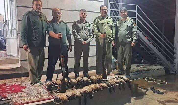 دستگیری شکارچیان متخلف و کشف 21 لاشه پرنده در سیاه کشیم صومعه‌سرا