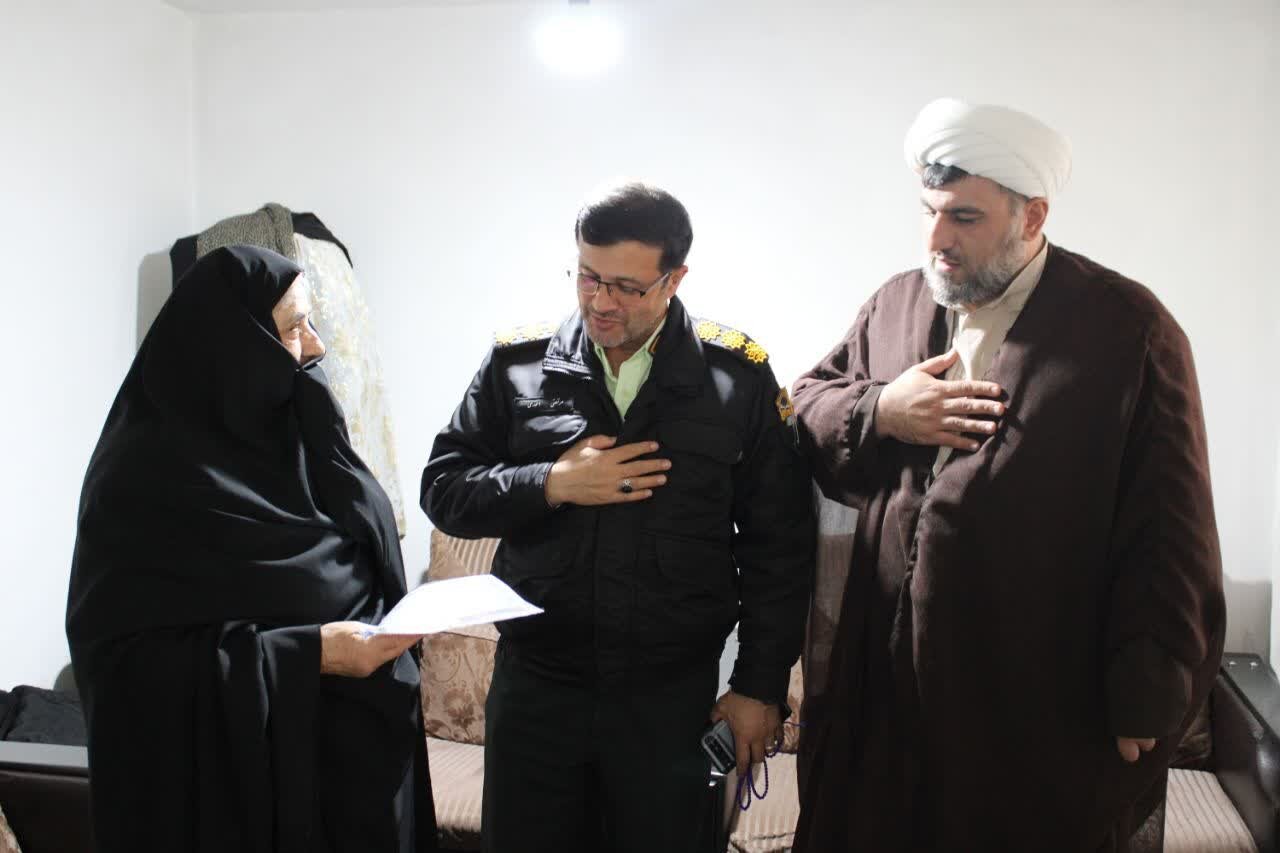 تجلیل فرمانده انتظامی آستارا از مقام مادران شهدا در روز مادر