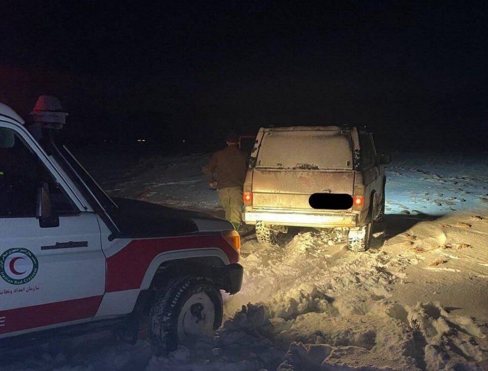 امدادرسانی به 95 مسافر گرفتار در برف و کولاک محور شاهرود-گرگان