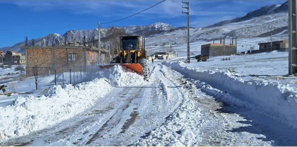 عملیات برفروبی ونمک‌پاشی محور روستایی دفراز-گلنگش توسط راهداران رودبار