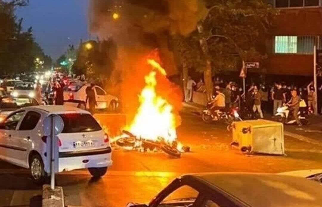 ضرورت وحدت و آگاهی در برابر جنگ نرم دشمن