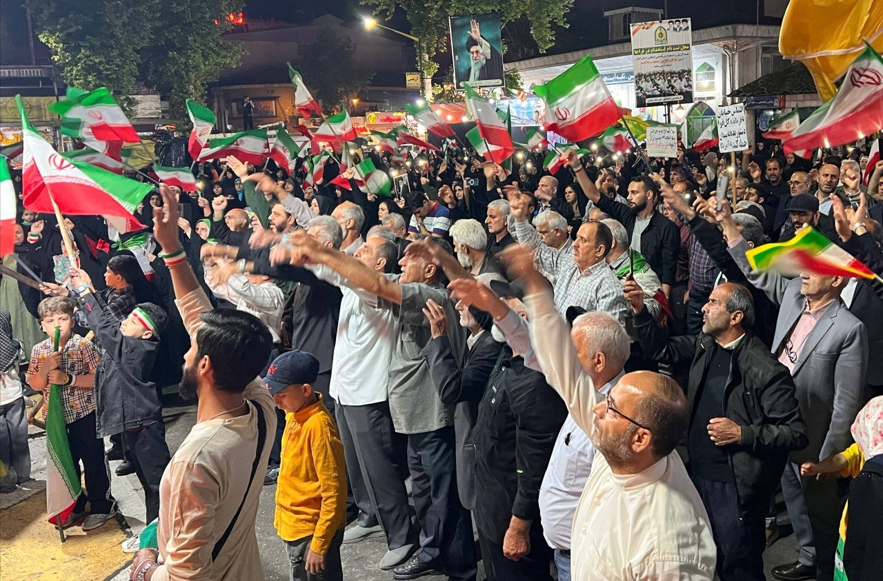 راهپیمایی شبانه فومنی ها در شب نود و ششم دفاع از وطن