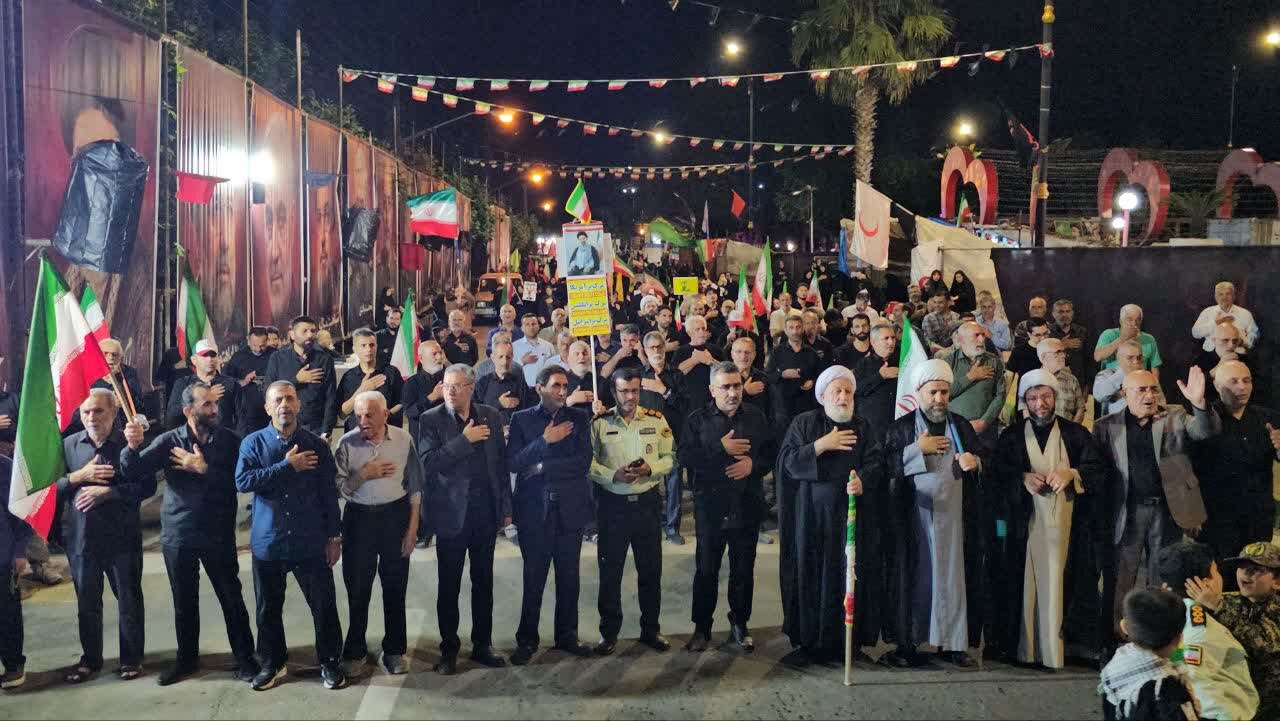 آستارا در شب 122؛ مردم همچنان در میدان حضور دارند