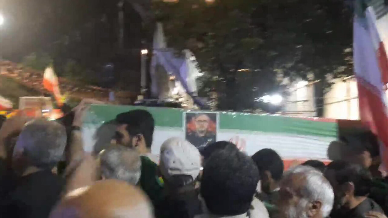 وداع مردم ساری با پیکر مجاهد شهید «دریادار محمد اکبرزاده»