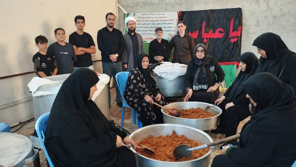 پخت و توزیع 3000 پرس غذای نذری در آستارا