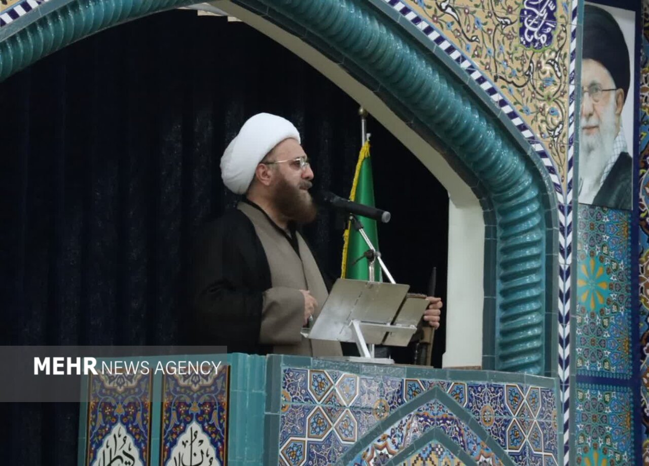 امام جمعه فومن: خون رهبر شهید نظام را بیمه کرد