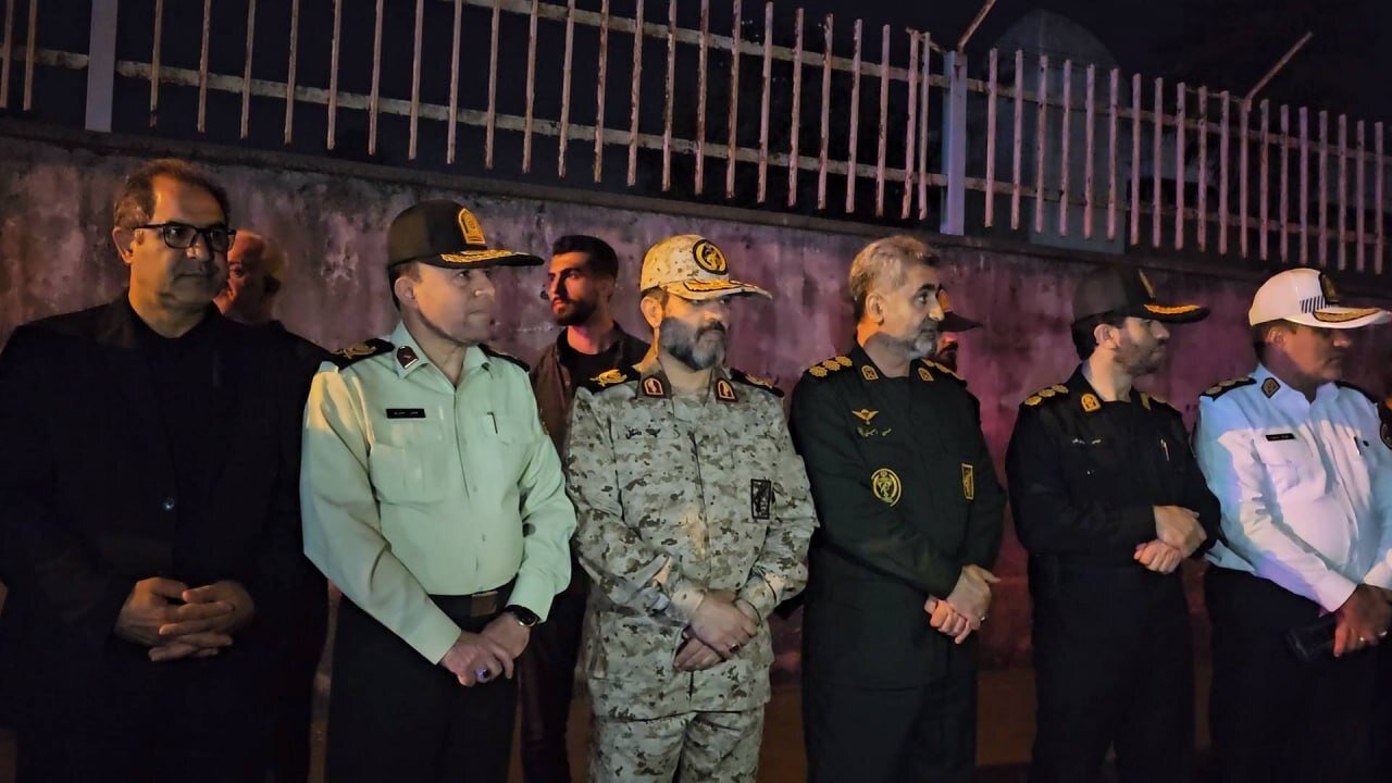 زائران رشتی با مهر از چرایی حضور خود در مراسم تشییع امام شهید می گویند