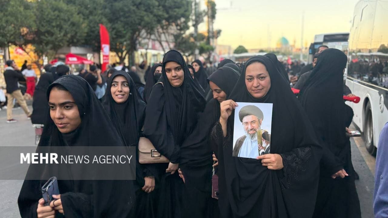 حضور پرشور زائران رهبر شهید در خیابان امام رضا مشهد