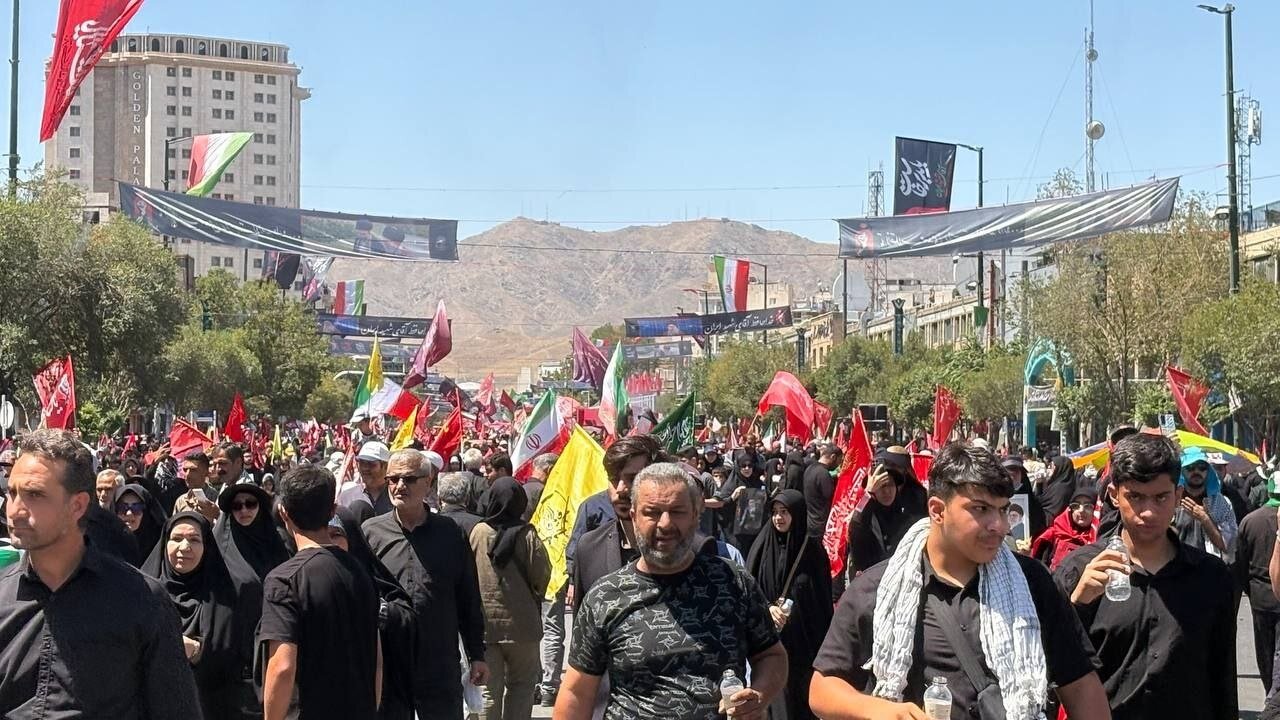 افزایش شمار عاشقان رهبری در گرمای مشهد