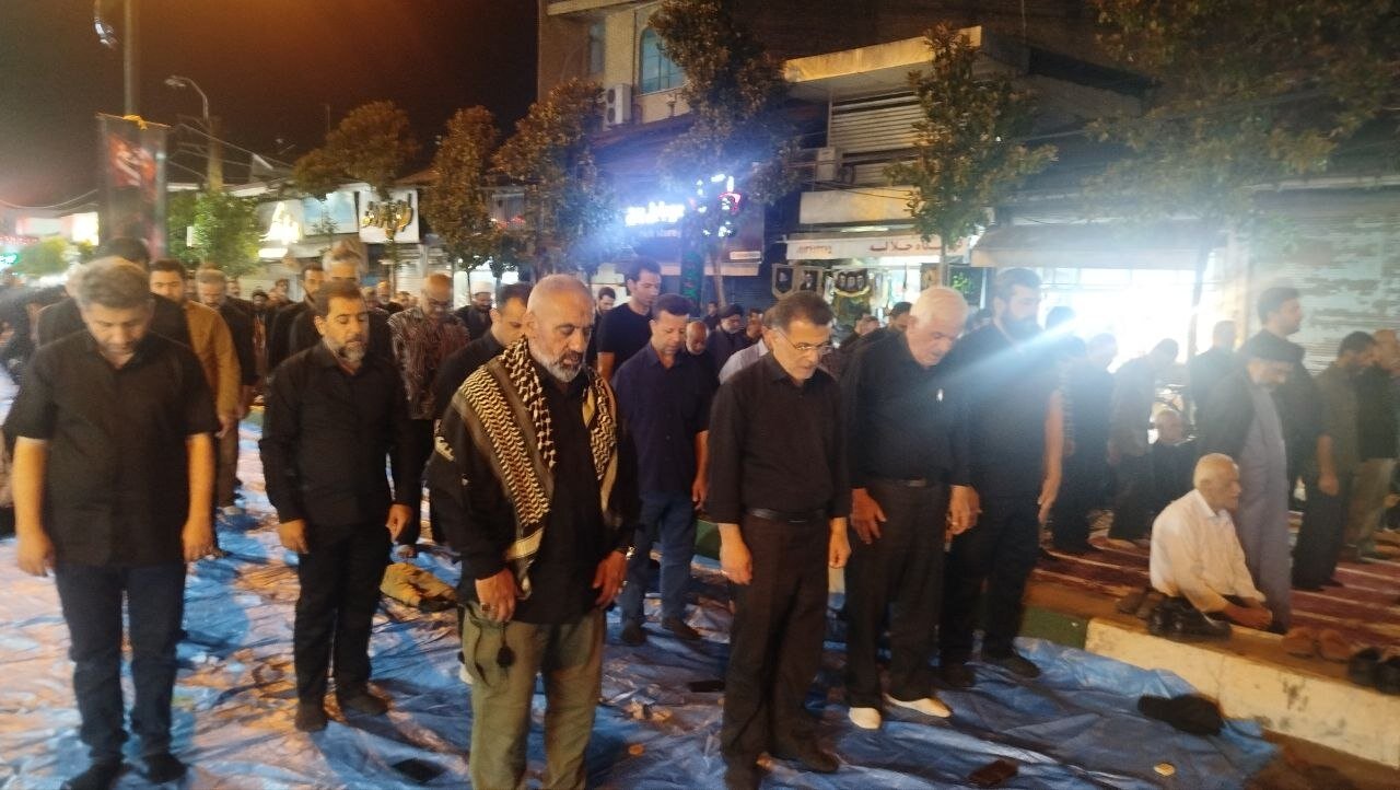 اقامه دسته‌جمعی نماز لیلة‌ الدفن برای رهبر شهید در آستانه اشرفیه