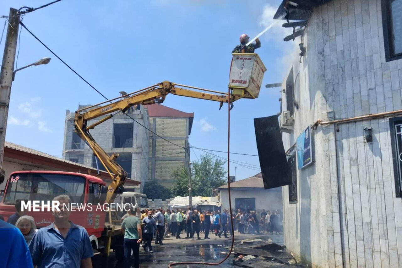 خاکستر شدن 3 منزل مسکونی در حریق آستانه اشرفیه؛ دو نفر مصدوم شدند