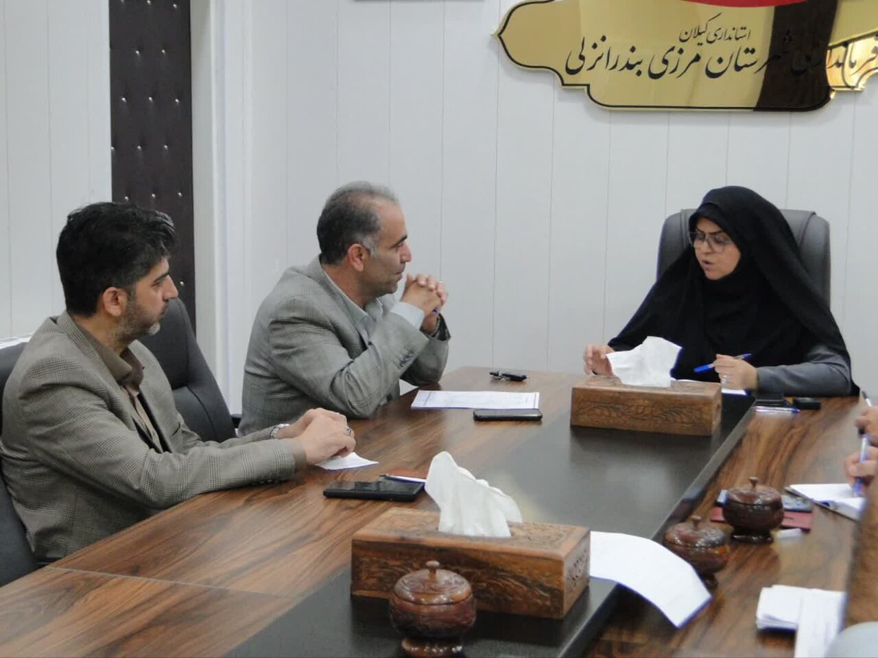 بررسی موانع پیش روی شبکه آب و فاضلاب بندرانزلی با حضور مسئولان