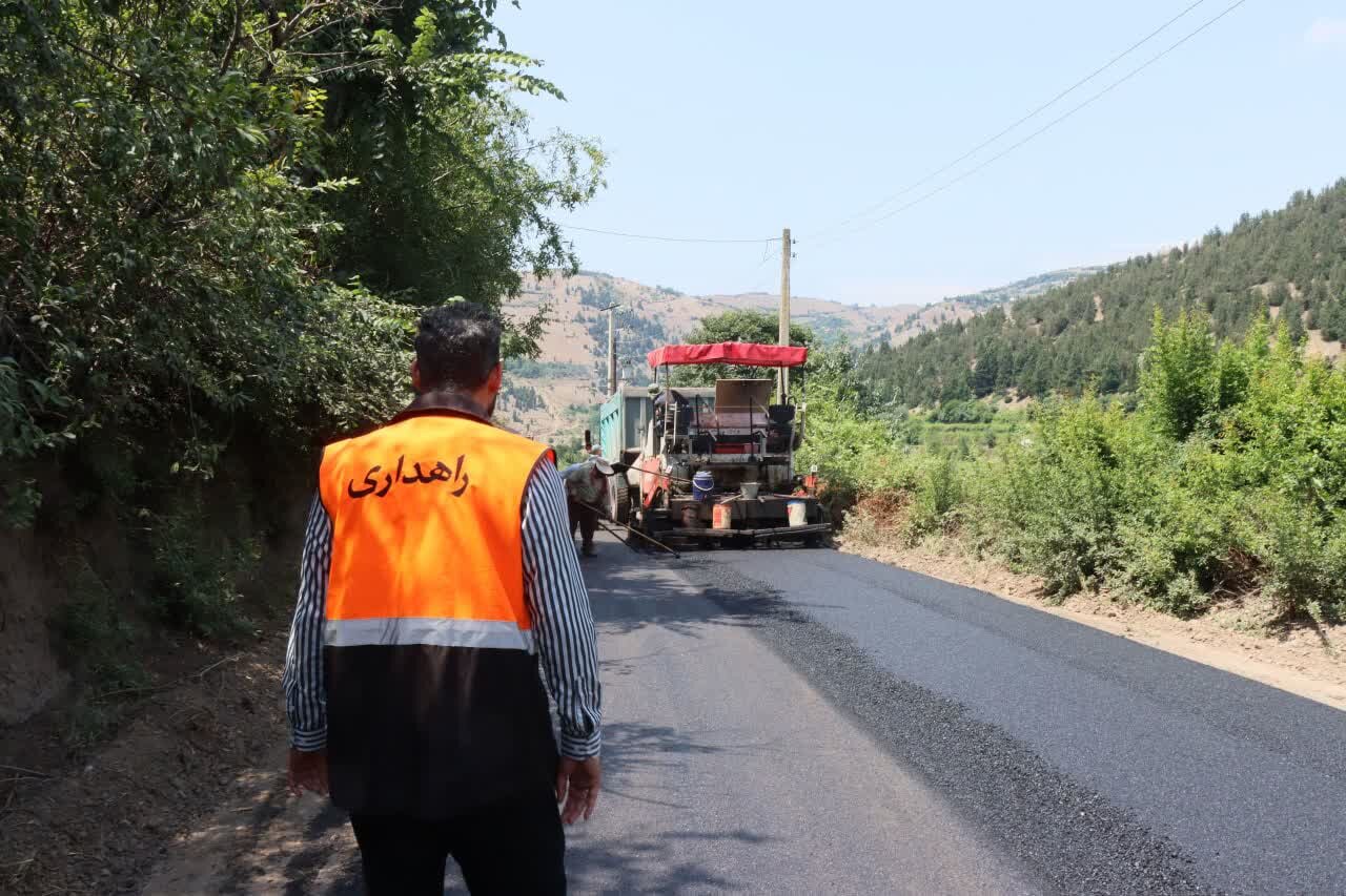 عملیات آسفالت‌ ریزی در راه‌های روستایی سیاهکل و رودبار آغاز شد