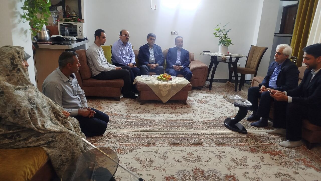 دیدار اعضای شورای تامین آستانه اشرفیه با خانواده شهید «مجید باختر»