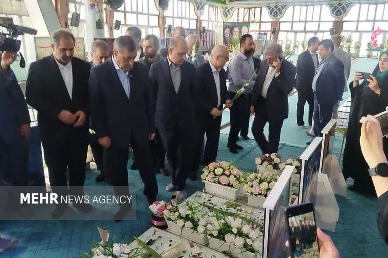 معاون اجرایی رئیس‌جمهور به مقام شامخ شهدا در گیلان ادای احترام کرد