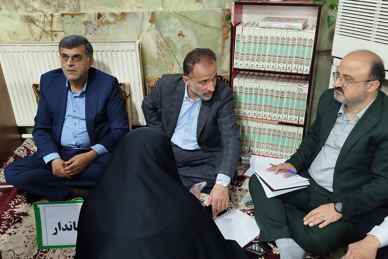 برگزاری میز خدمت در راستای پیگیری مستقیم مطالبات مردم است
