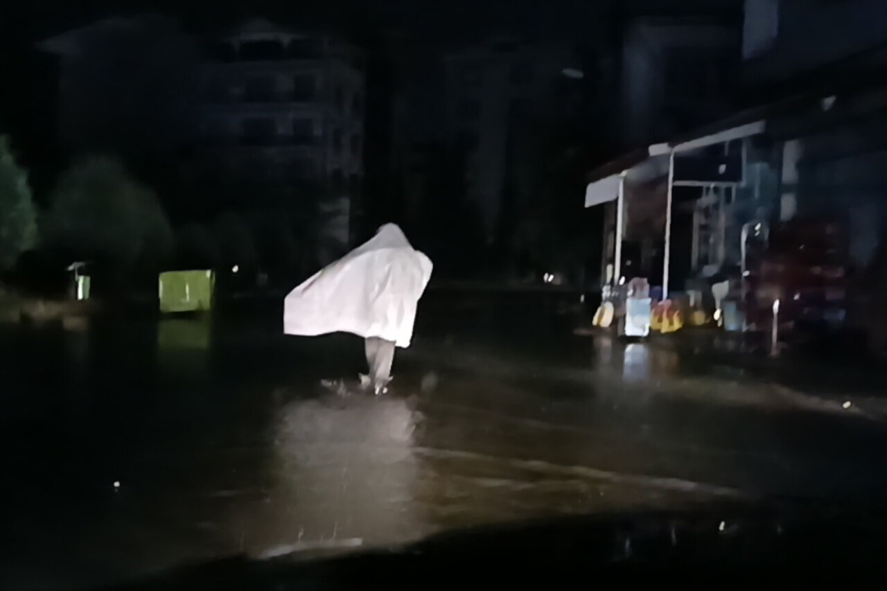 بارش شدید باران و آبگرفتگی معابر در آستارا