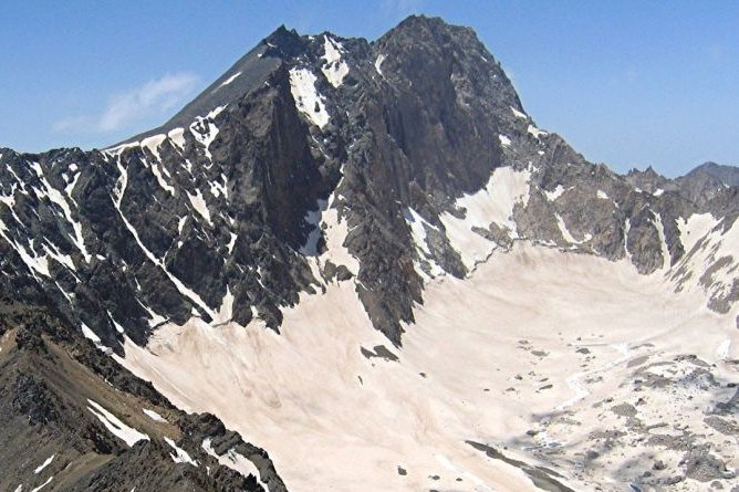 علم کوه در تابستان سفیدپوش شد