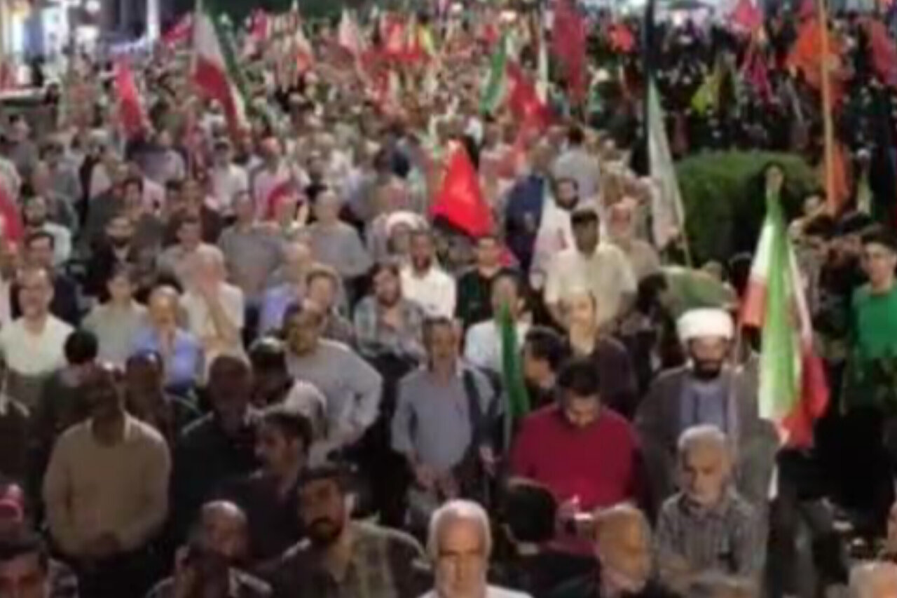 مردم ایران در بزنگاه‌های تاریخی پای دفاع از دین و کشور ایستاده‌اند