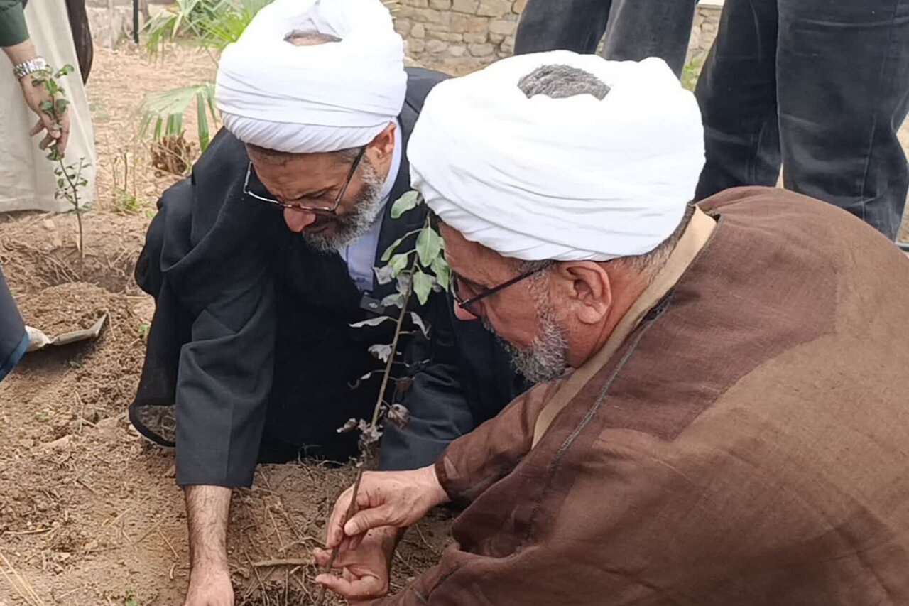 وقف دررفع نیازهای اجتماعی نقش دارد؛ توزیع 100 هزار بسته لوازم التحریر