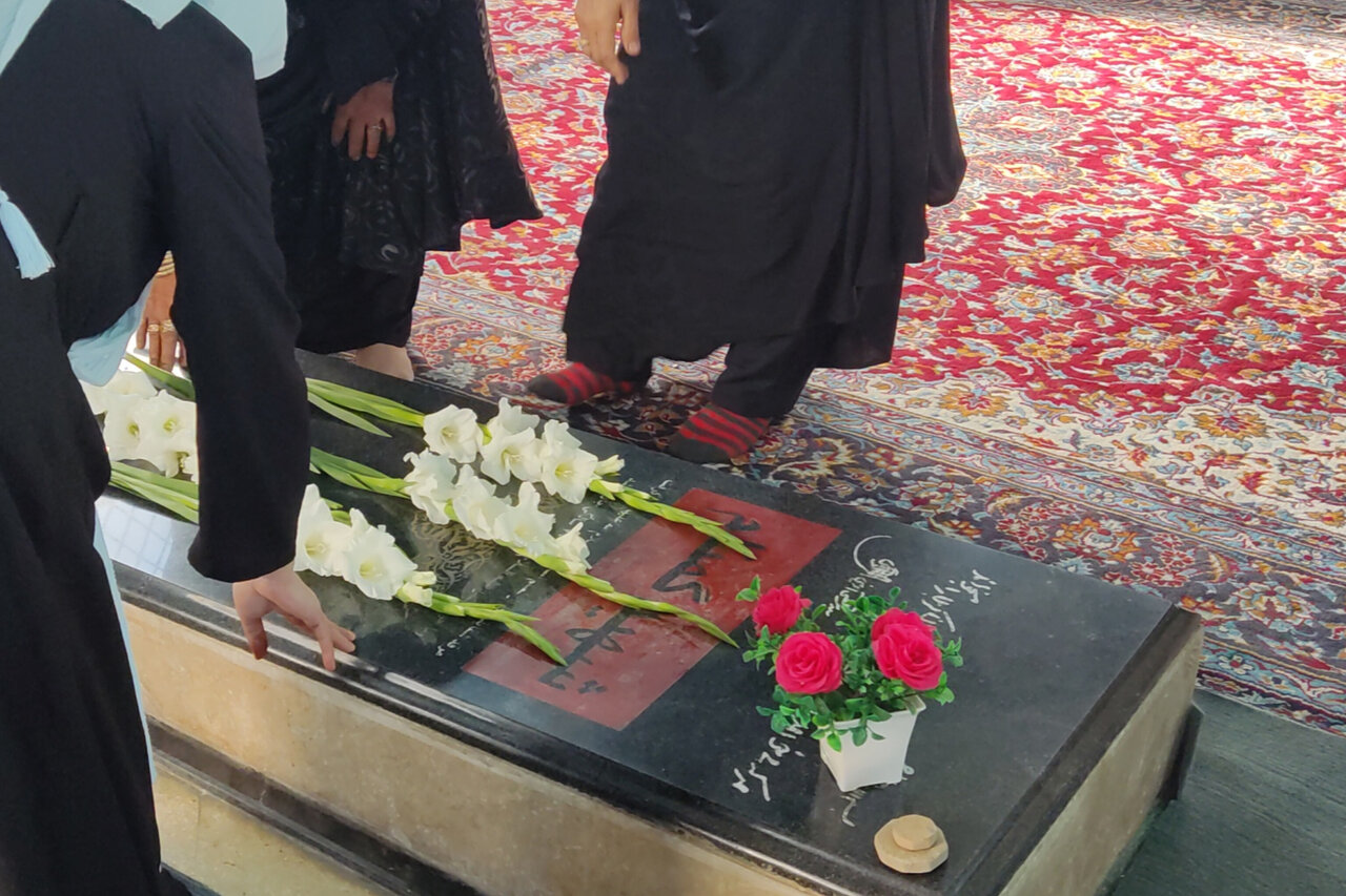 گلباران مزار شهدای گمنام همزمان با هفته دفاع مقدس در لنگرود