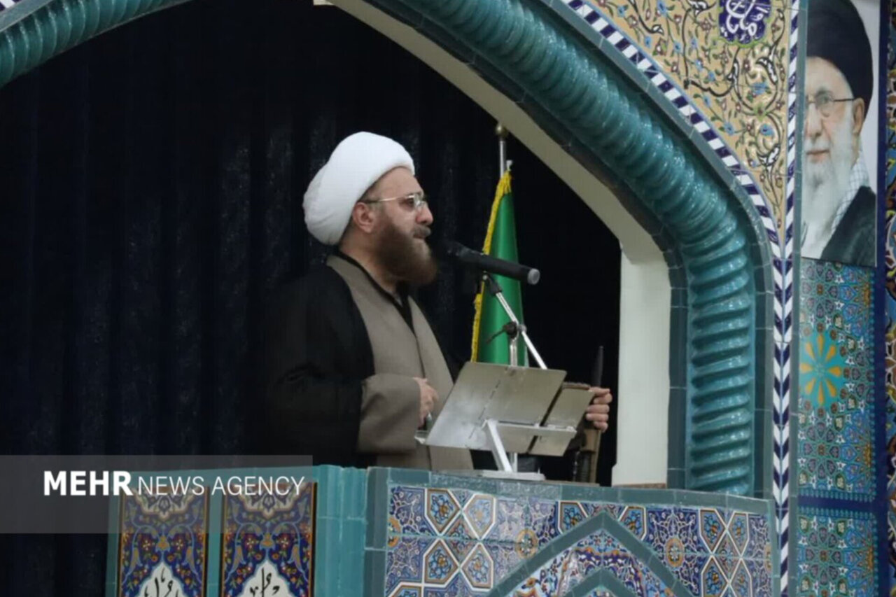 امام جمعه فومن: ایران در دفاع از منافع ملی از کسی اجازه نمی‌گیرد