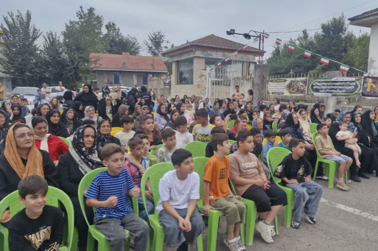 تماشاخانه سیار کانون در جشنواره شهروند به لاشیدان رفت
