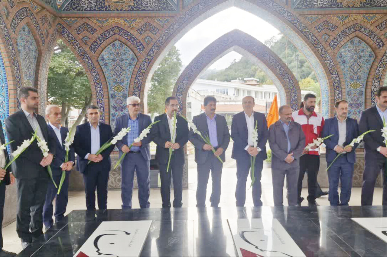 آیین گلباران مزار شهدای گمنام لاهیجان بمناسبت هفته گردشگری