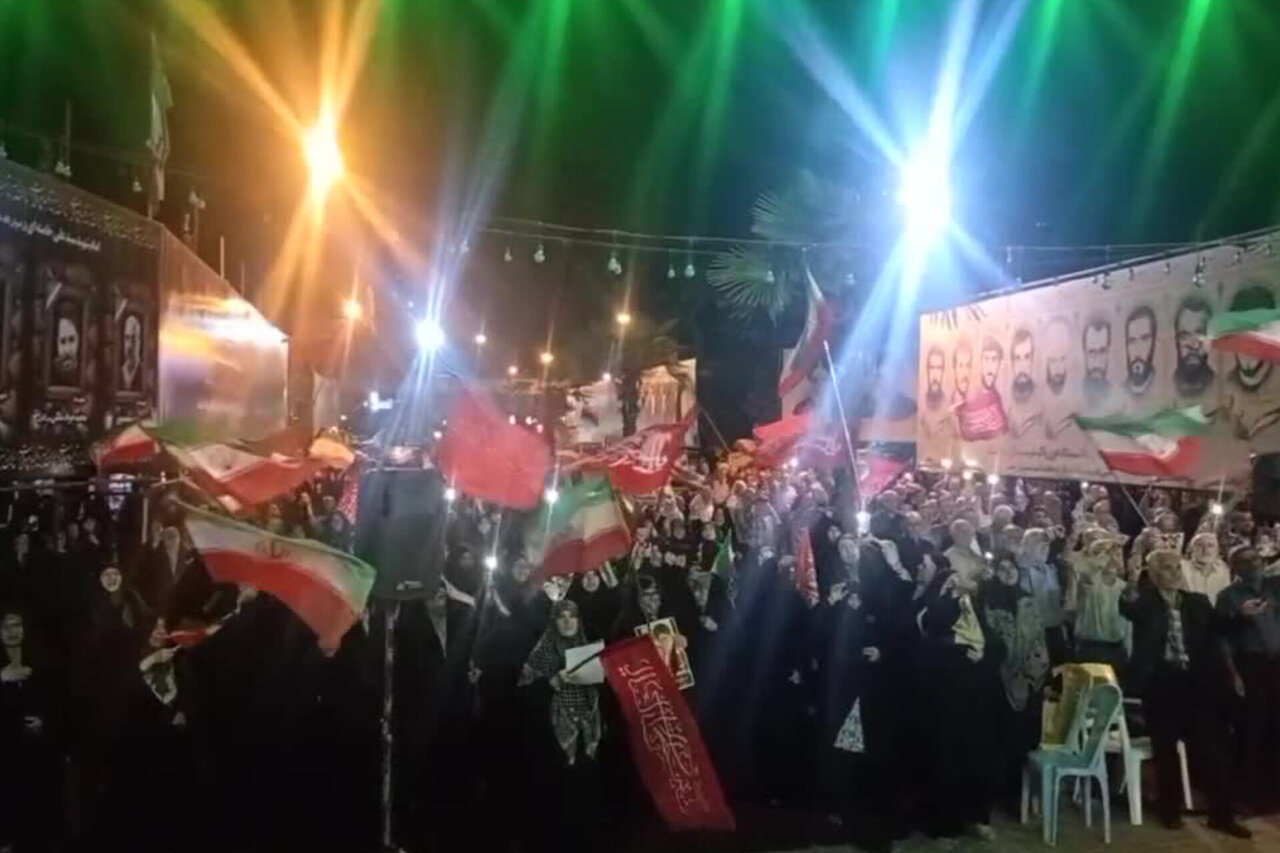 مردم مازندران ایستاده در میدان