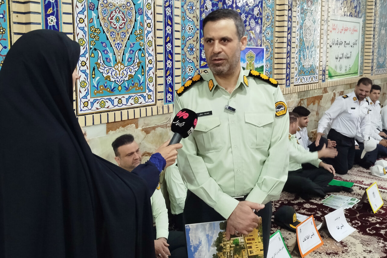 گفتگوی بی‌ واسطه پلیس آستانه‌ اشرفیه با مردم در مسجد جامع