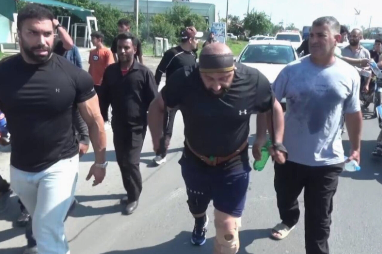 حمل خودرو با سر و گردن؛ پهلوان جویباری 22 کیلومتر رکورد زد