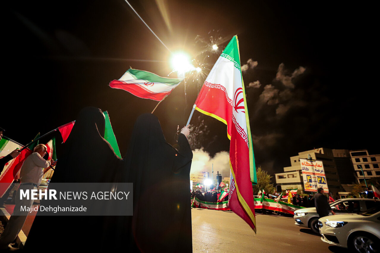 گرگانی‌ها زیر باران هم پرچم جمهوری اسلامی را برافراشته نگه داشتند