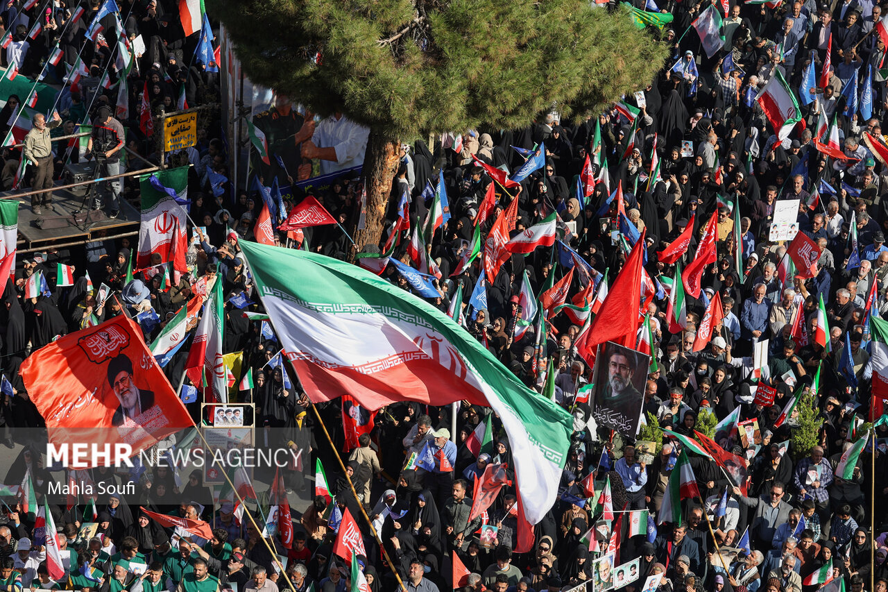 پرچم ایران در دستان مردم گنبدکاووس به اهتزاز درآمد