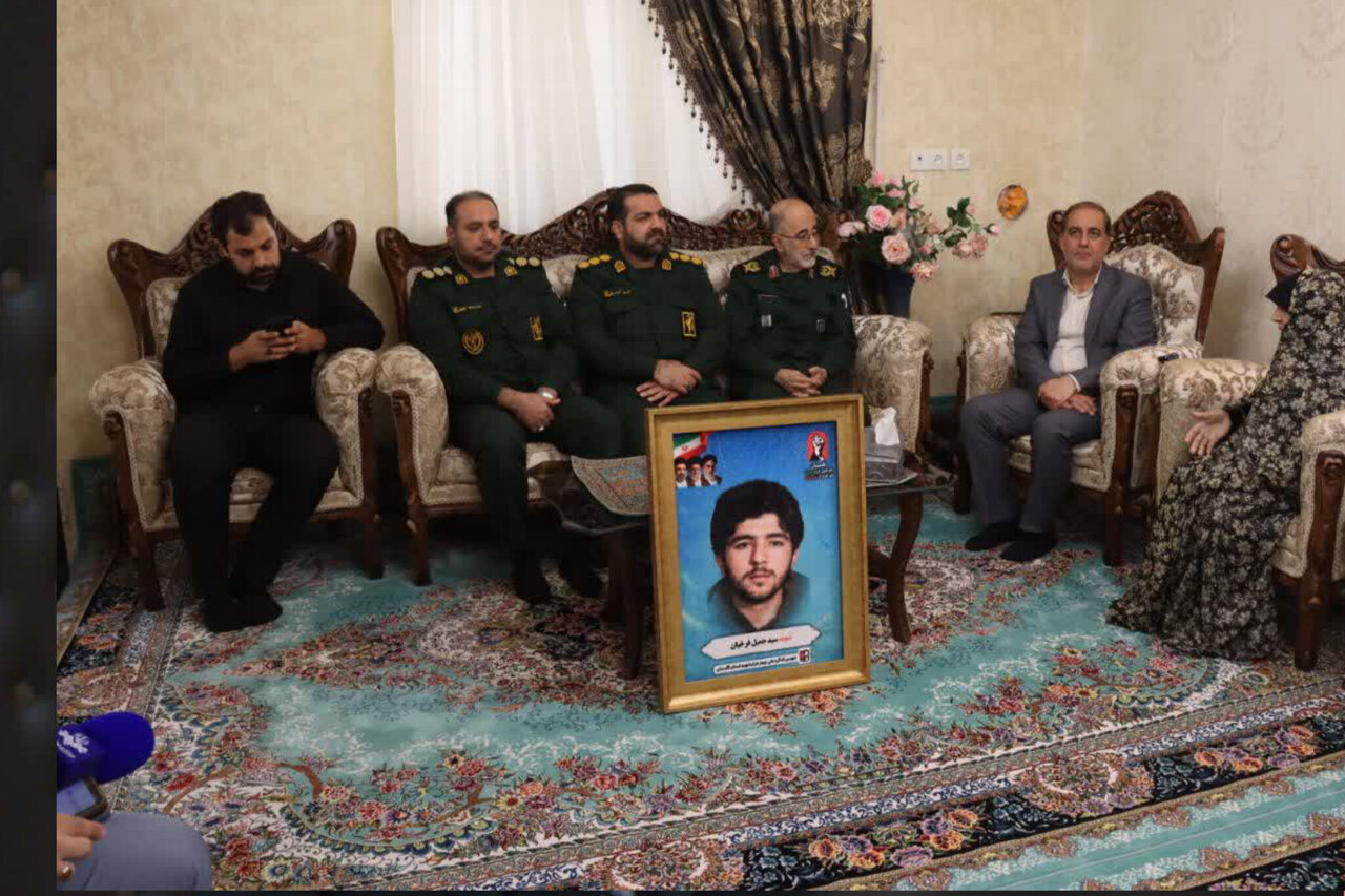 دیدار سردار آزادی با خانواده شهید سید جمیل فرخیان در گرگان