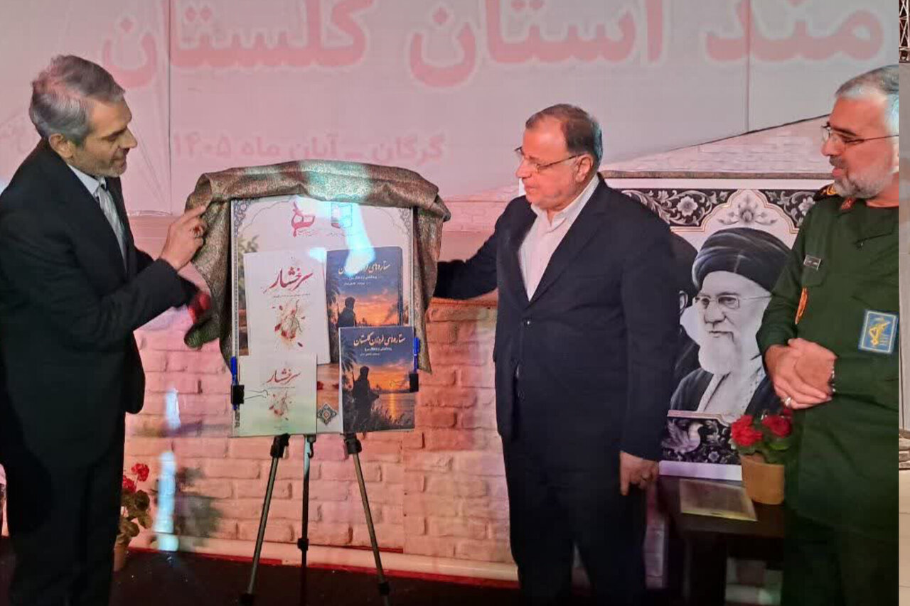 تمثال سه رهبر جمهوری اسلامی با هنر سیاه‌قلم هنرمند گلستانی رونمایی شد
